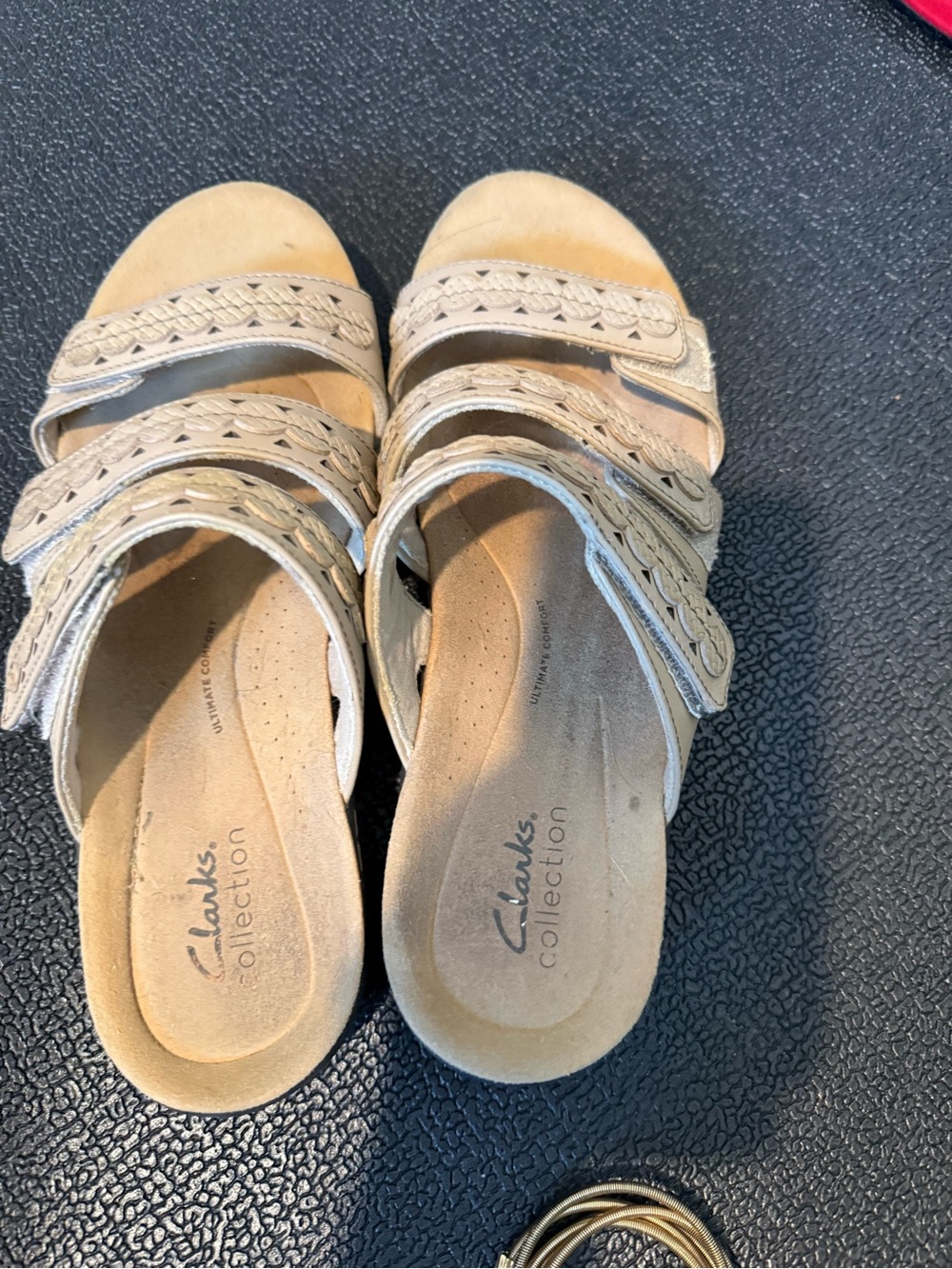 Clarks Women's Light Beige Strappy Comfort Sandals size 8.m slip on